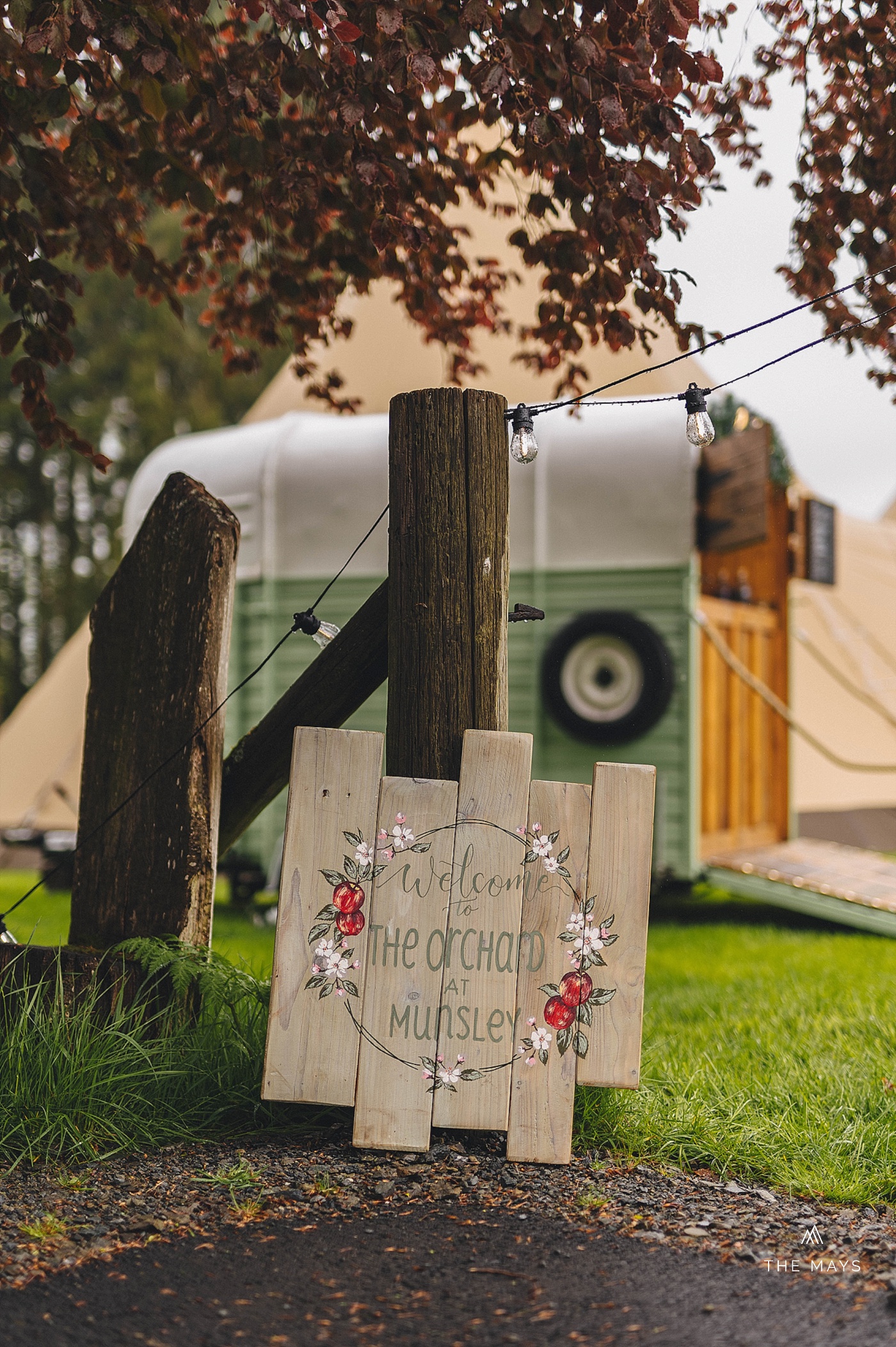 welcome sign the orchard